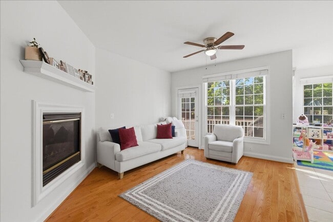 Building Photo - Welcome to this beautifully maintained 4-bedroom, 3.5-bath townhome in the heart of Lorton
