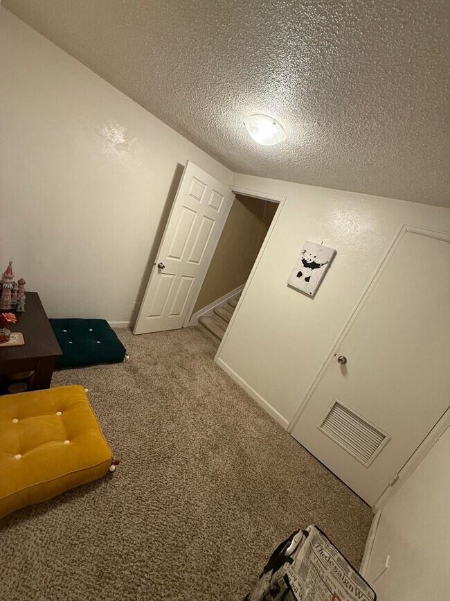 Building Photo - 3 Bedrooms!! 3 Baths!!