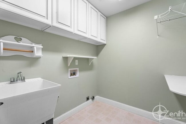 Building Photo - 2903 NE 184th Ave