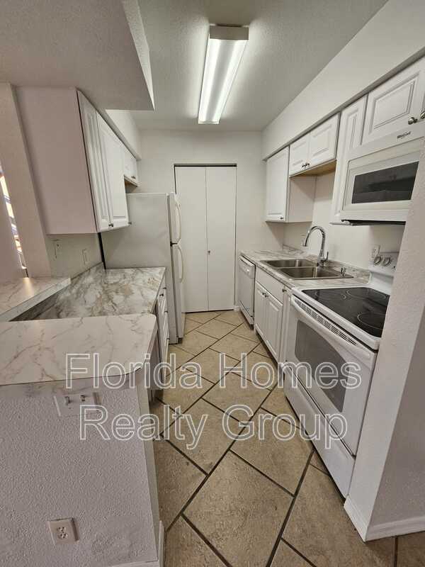 Building Photo - 2855 Winkler Ave