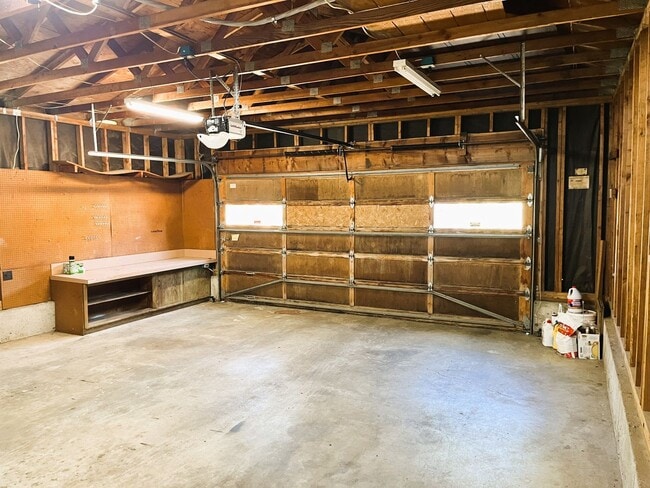 Building Photo - Beautifully Appointed Home on Generous Lot – SE Portland Rental!