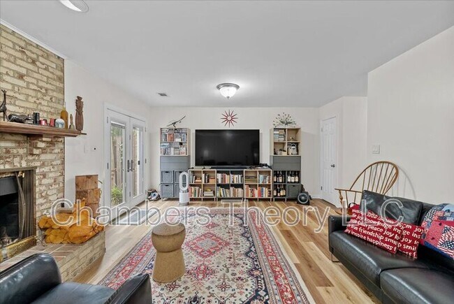 Building Photo - 1033 N George Mason Dr