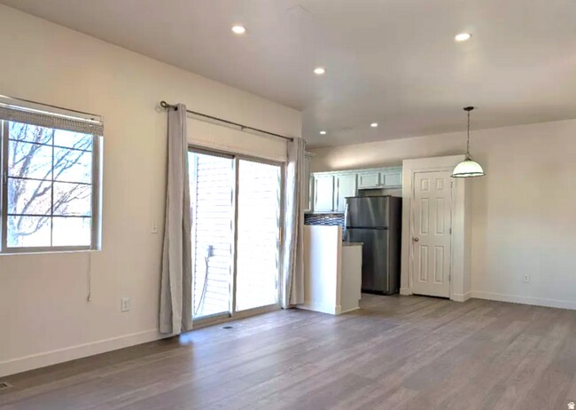 Building Photo - 4 bedroom/3.5 bathroom Townhome in Lehi