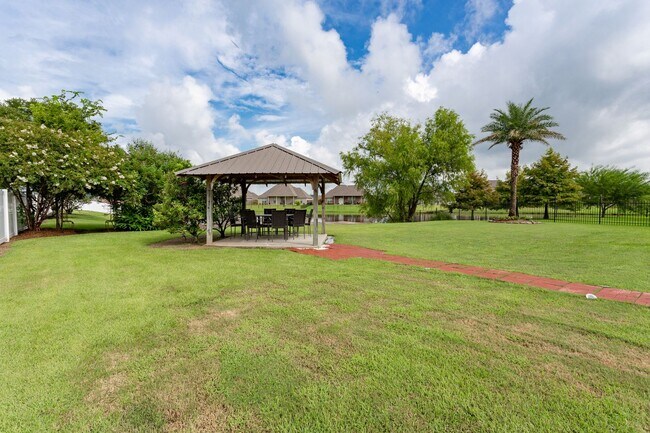 Building Photo - 3 Bedroom House in Addis with Pool, Gazebo...