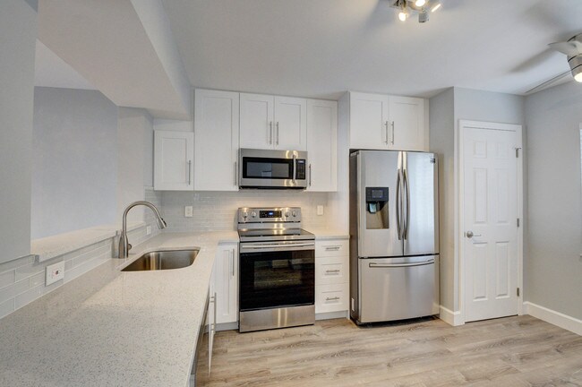 Primary Photo - 14747 Cumberland Dr