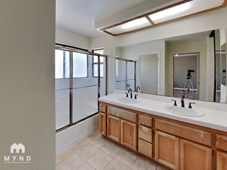 Building Photo - 4721 Shannondale Dr