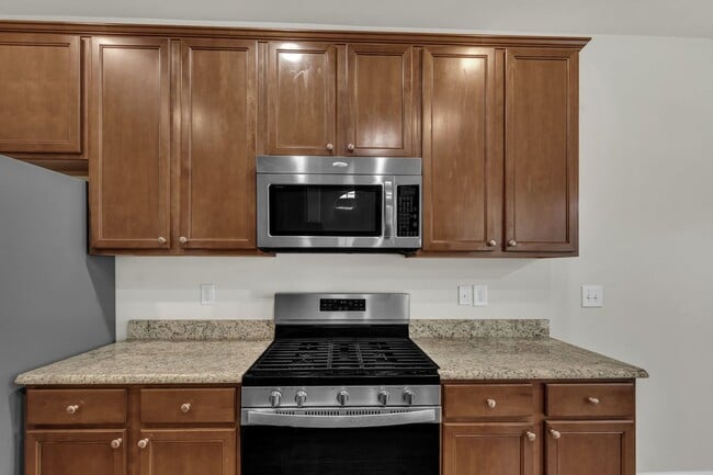 Building Photo - 3 Bedroom Townhome with 2 Car Garage in He...