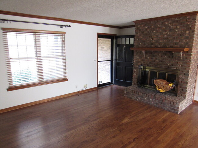 Building Photo - Huntington Ridge condo- one level!
