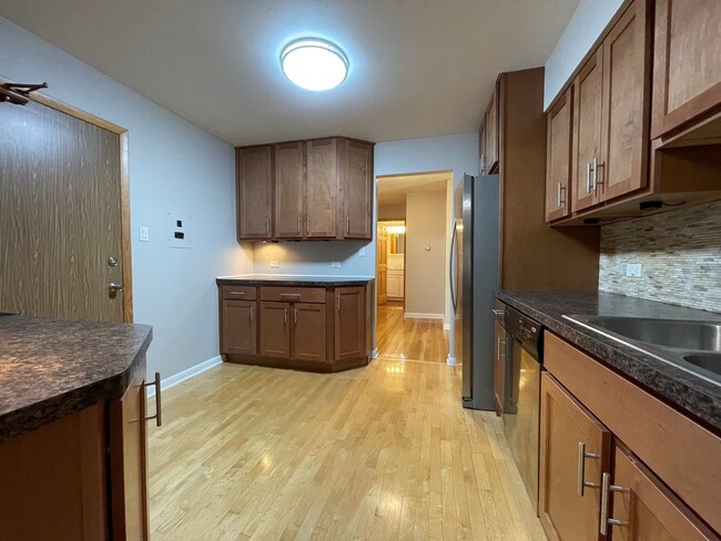Building Photo - 8856 Northshore Dr