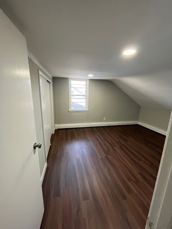 Building Photo - 215 Knight St