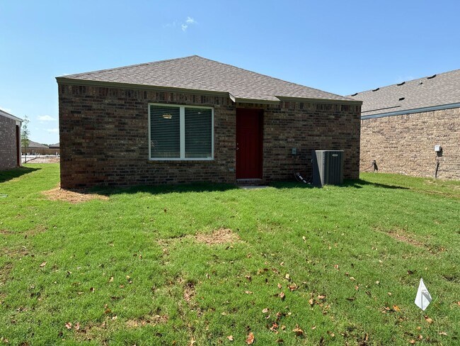 Building Photo - PRE-LEASING NOW | Pet-Friendly 3 Bed, 2 Bath Home in Springdale