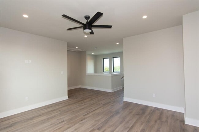 Building Photo - 2804 Lawrence Dr