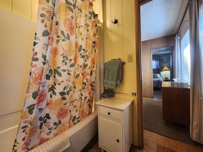 Building Photo - SKI LEASE: Close to Bus Line, Full Kitchen, 2 Living Areas