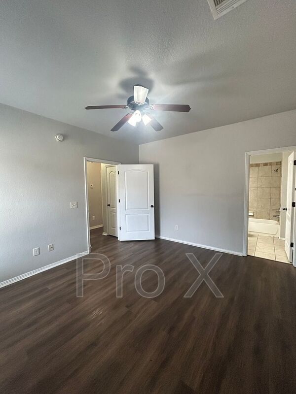 Building Photo - 2670 N Valencia Ave