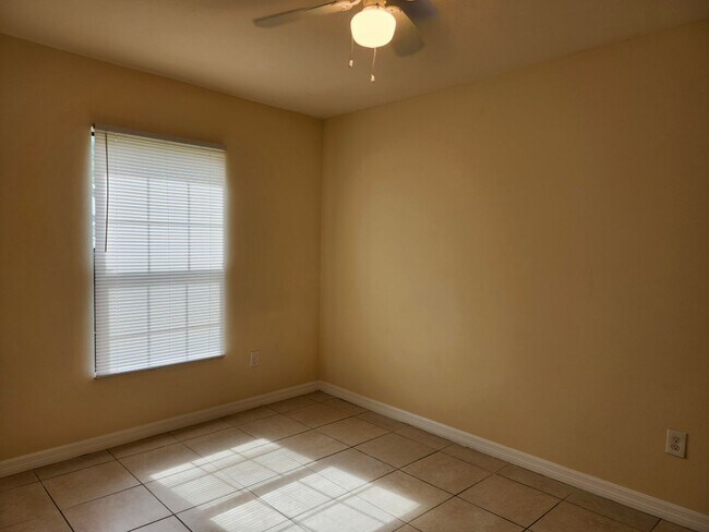 Building Photo - Exceptional 3 bed 2 bath 1 car garage dupl...