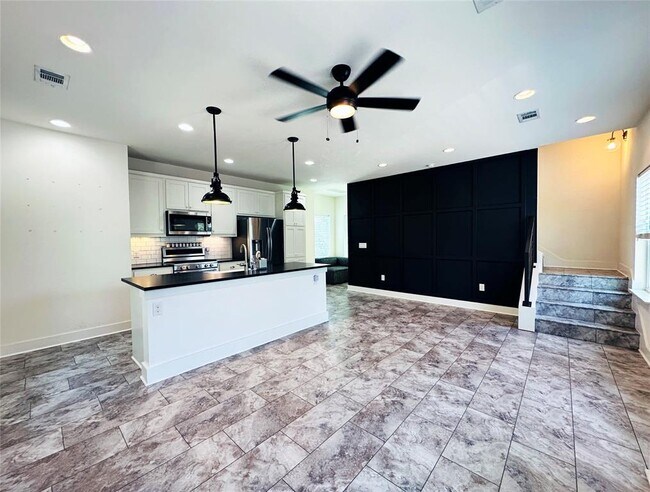 Building Photo - 2716 Halcyon Dr