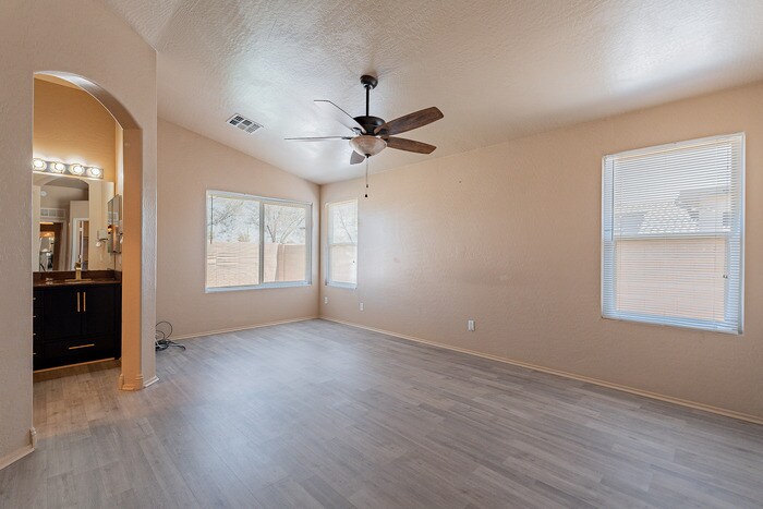 Building Photo - 5409 S 15th Way