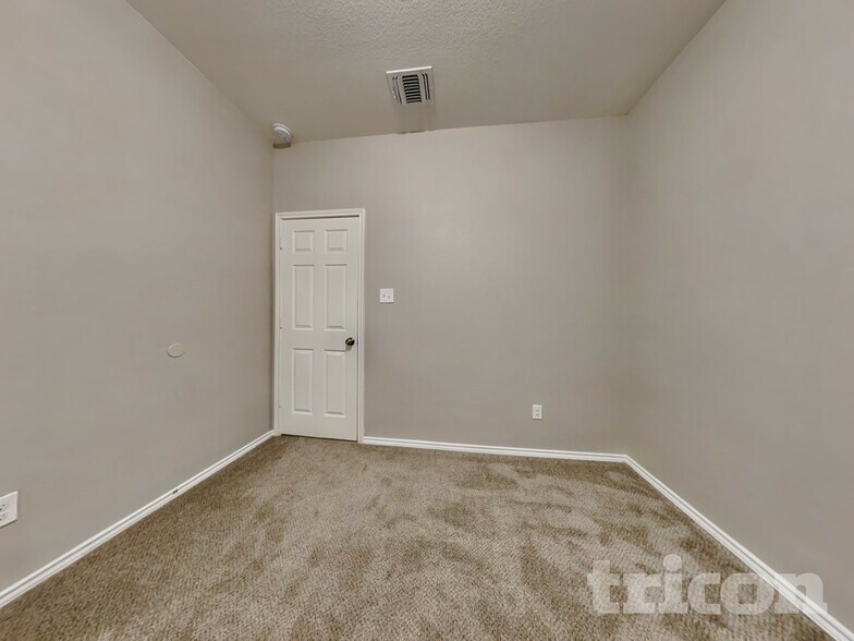 Building Photo - 9914 Hawk Village