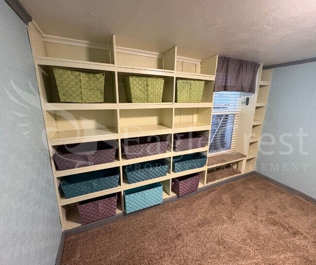 Building Photo - Three Bedroom, Two Bathroom House Near Sha...