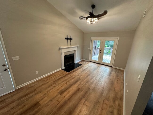 Building Photo - 4630 Woodside Dr