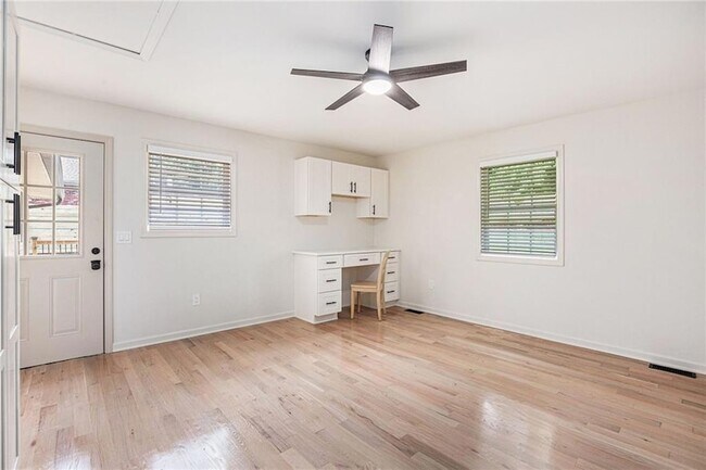 Building Photo - 1996 Briarwood Dr