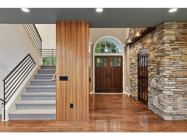 Building Photo - 3135 Shoreline Dr