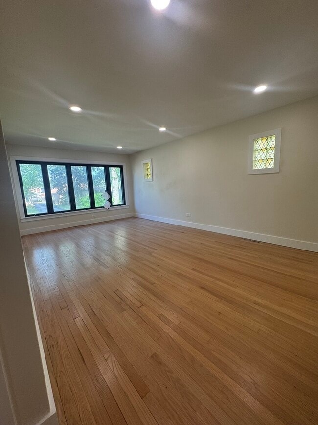 Building Photo - 307 Maple Ave