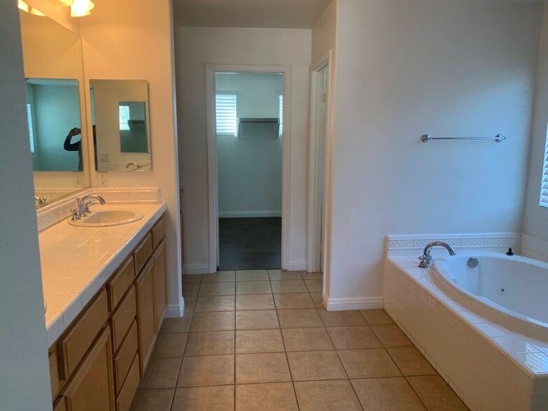 Building Photo - 2568 Rochelle Ave