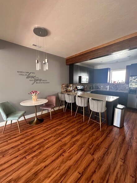 Building Photo - 1037 W Rooftop Dr