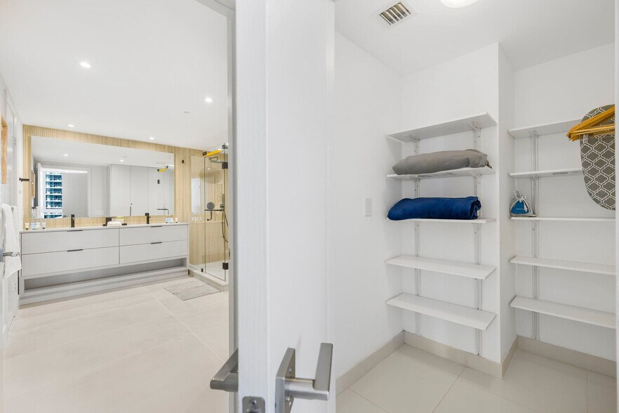 Building Photo - 485 Brickell Ave