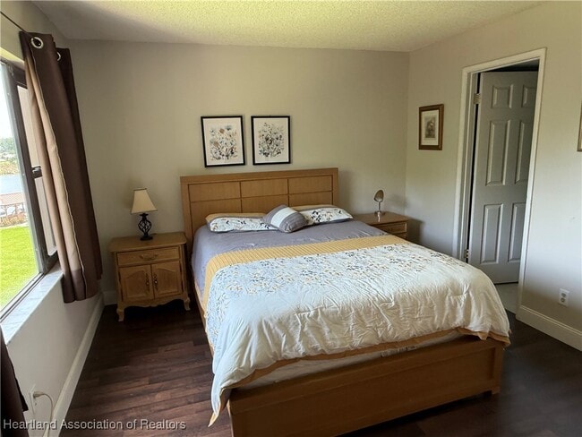 Building Photo - 121 Country Club Dr