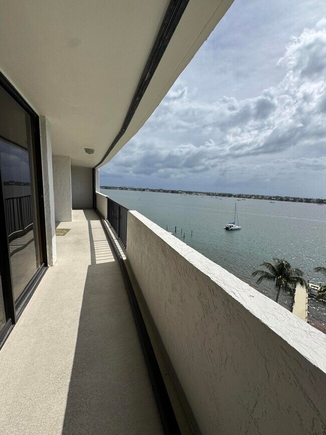 Building Photo - 5200 N Flagler Dr