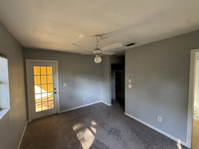 Building Photo - 301 Hickory Ln