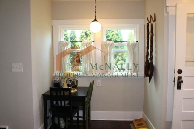 Building Photo - Charming Updated 3-Bedroom Craftsman in Central Tacoma