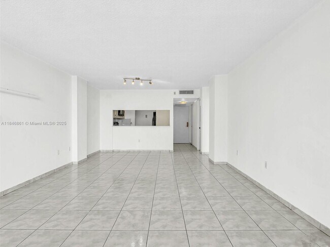 Building Photo - 600 NE 36th St