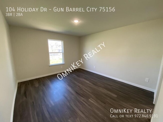 Building Photo - 104 Holiday Dr