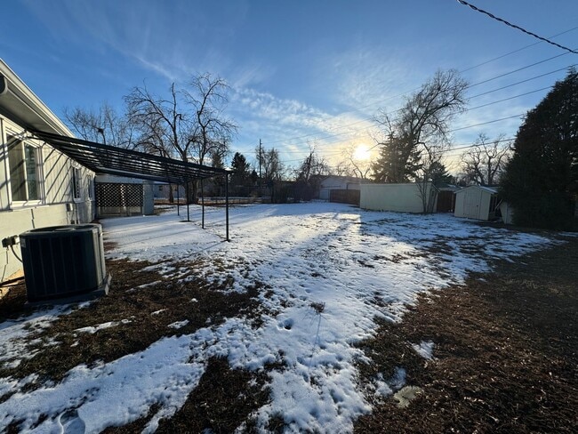 Building Photo - Cute little home with huge back yard.