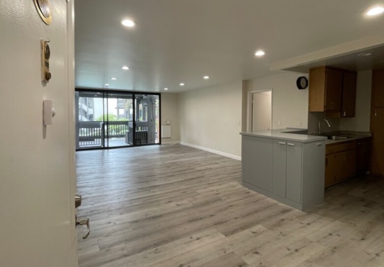 Building Photo - 8650 Gulana Ave