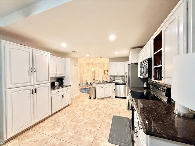 Building Photo - 16235 Red Wood Cir N
