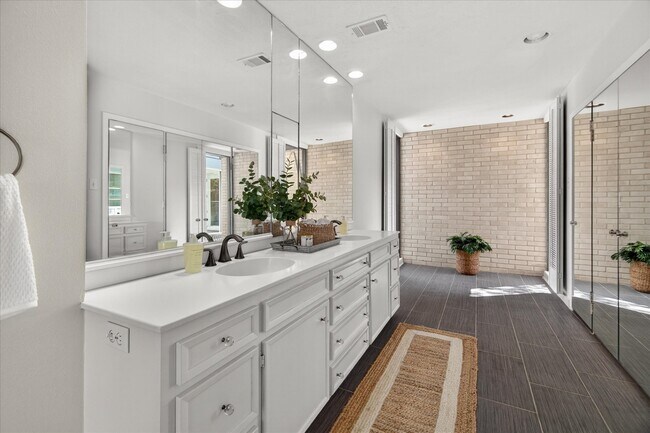 Building Photo - 147 Valley Dr