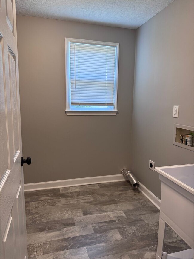 Building Photo - 130 Shady Maple Dr