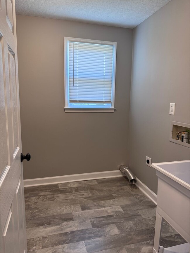 Building Photo - Sango!! Completly Renovated 3 Bed 2.5 Bath Home in Welchview!