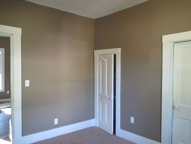 Building Photo - $895 - 3 bed 1 bath - Single Family Home