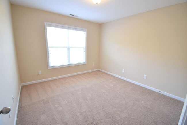 Building Photo - 3 Bedroom, 2 Bathroom Townhome (NO PETS)