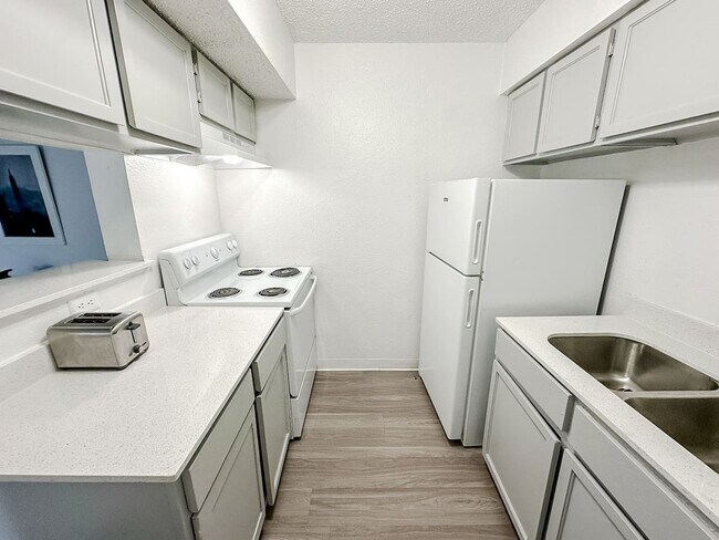 Building Photo - 1071 Clayton Ln