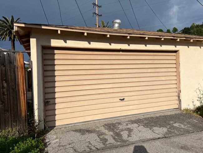 Building Photo - 706 Triana Pl