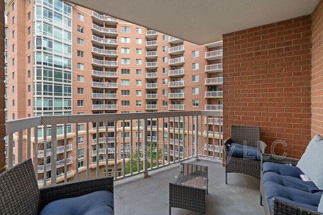 Building Photo - 3101 N Hampton Dr