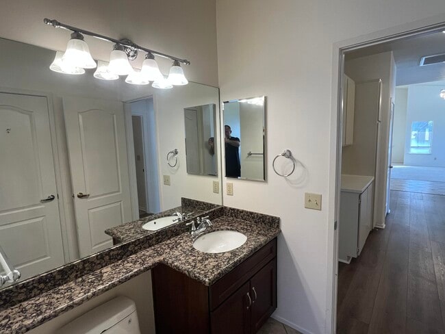 Building Photo - 40180 Eastwood Ln