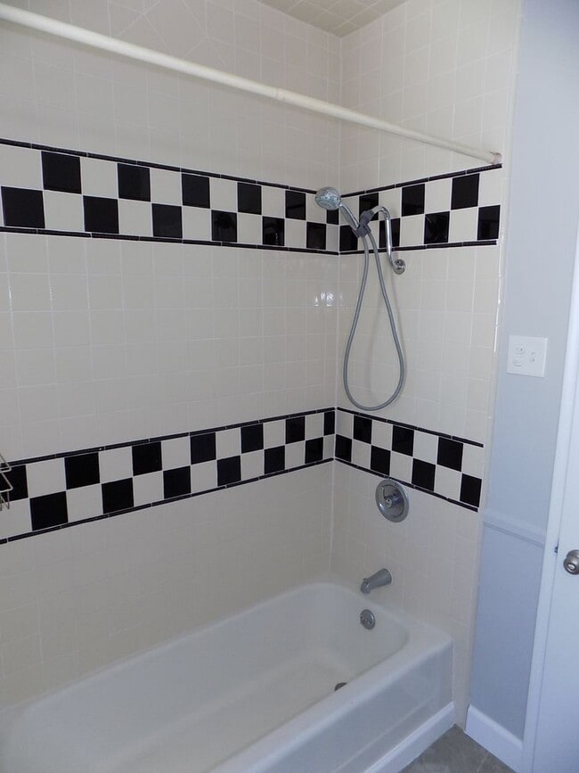 Building Photo - 3 Bedroom/2 Bathroom Craftsman | Master wi...