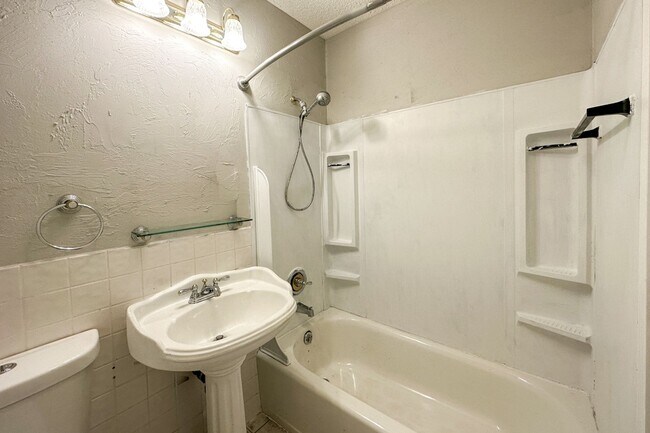 Building Photo - Beautiful 3 Bed 2 Bath in the Heart of OKC!